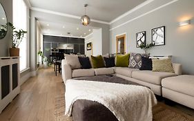 Stylish Central Apartment With Parking & Lift